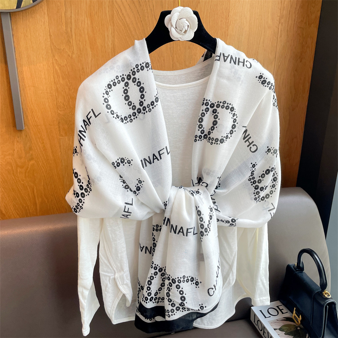 2025春夏季新款洋气小香字母空调房披肩围巾女薄棉麻手感丝巾围脖,淘宝优惠券,粉丝福利购,淘宝优惠卷