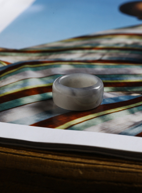 16号戒指 和田玉烟紫宽条直切款方口指环 7577