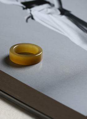 13号戒指 和田玉糖料糖玉中宽直切款方口指环 9157