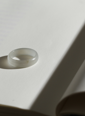 8号戒指 和田玉烟紫薄款窄条泥鳅背圆弧素圈指环 尾戒 909