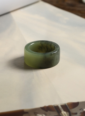 17号戒指 新疆和田玉黄口青花宽条方口直切款指环 扳指 3556