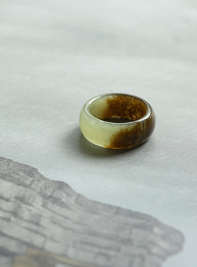 10号戒指 和田玉黄口料糖黄玉唐草纹中宽圆弧泥鳅背指环 3581