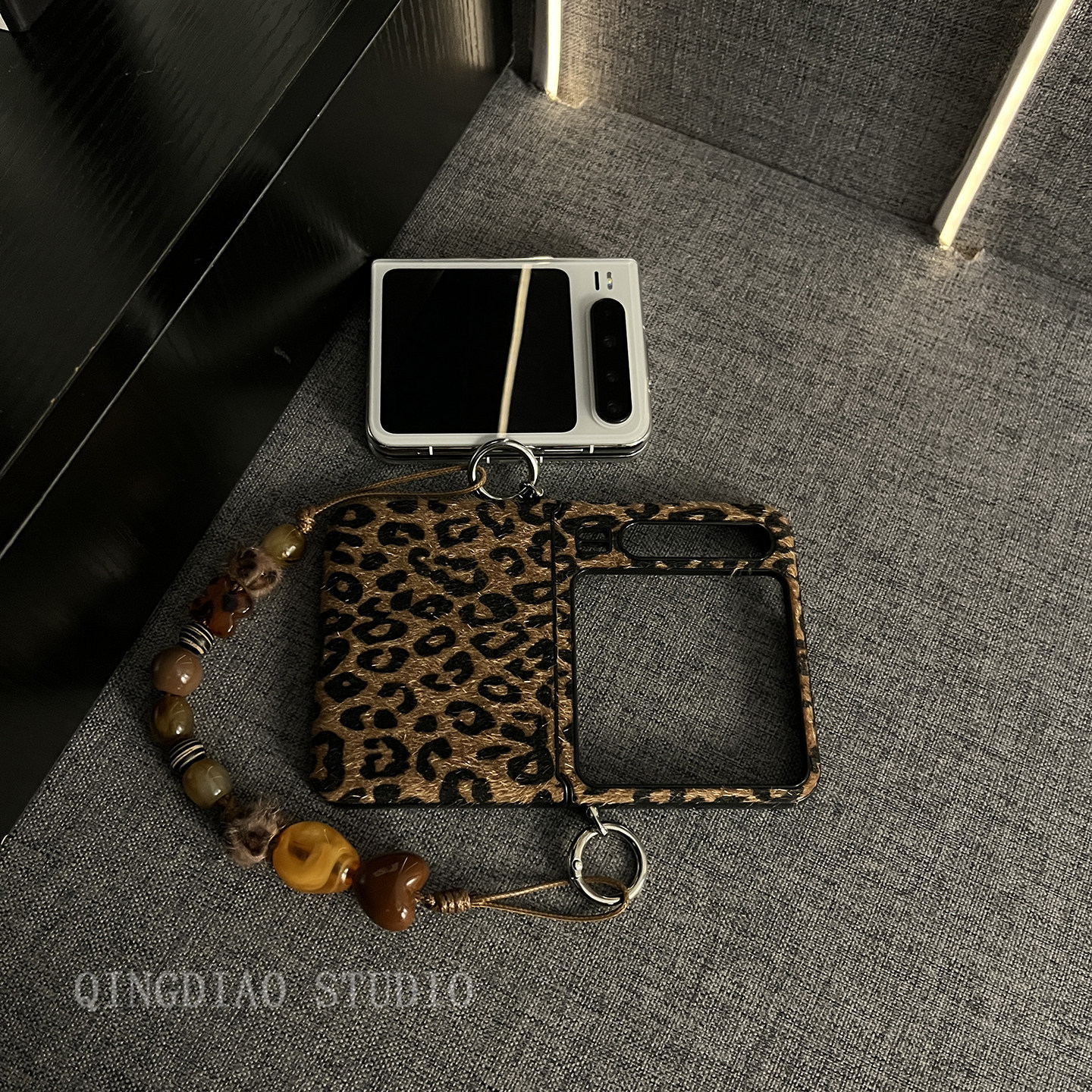 轻调 ins潮酷丝绒棕豹纹琥珀手提链适用于华为Pura X手机壳全包新款purax典藏版折叠屏p50宝盒翻盖防摔保护套,淘宝优惠券,粉丝福利购,淘宝优惠卷