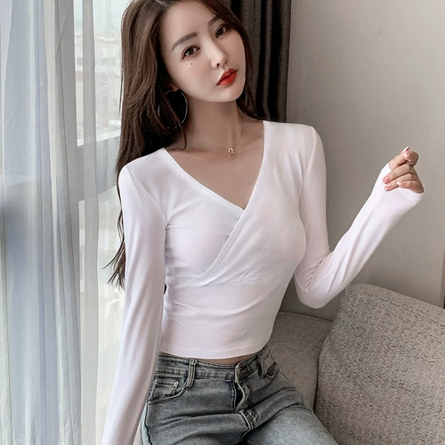 Черная осенняя футболка, приталенный базовый приятный телу короткий лонгслив, V-образный вырез, высокая талия