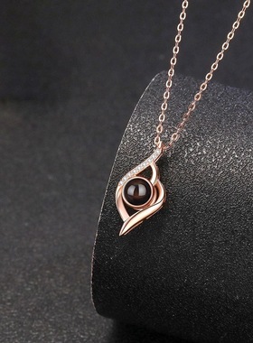 r Heart shaped projection necklace Female