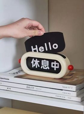 简约现代样板间儿童房书房桌面床头柜米奇公仔摆件饰品装饰画组合