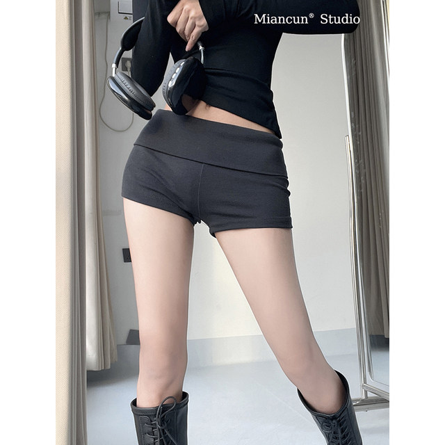 Women's lightweight and comfortable design cuffed shorts