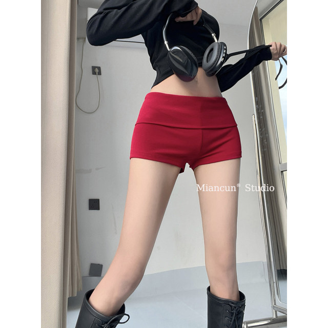 Women's lightweight and comfortable design cuffed shorts