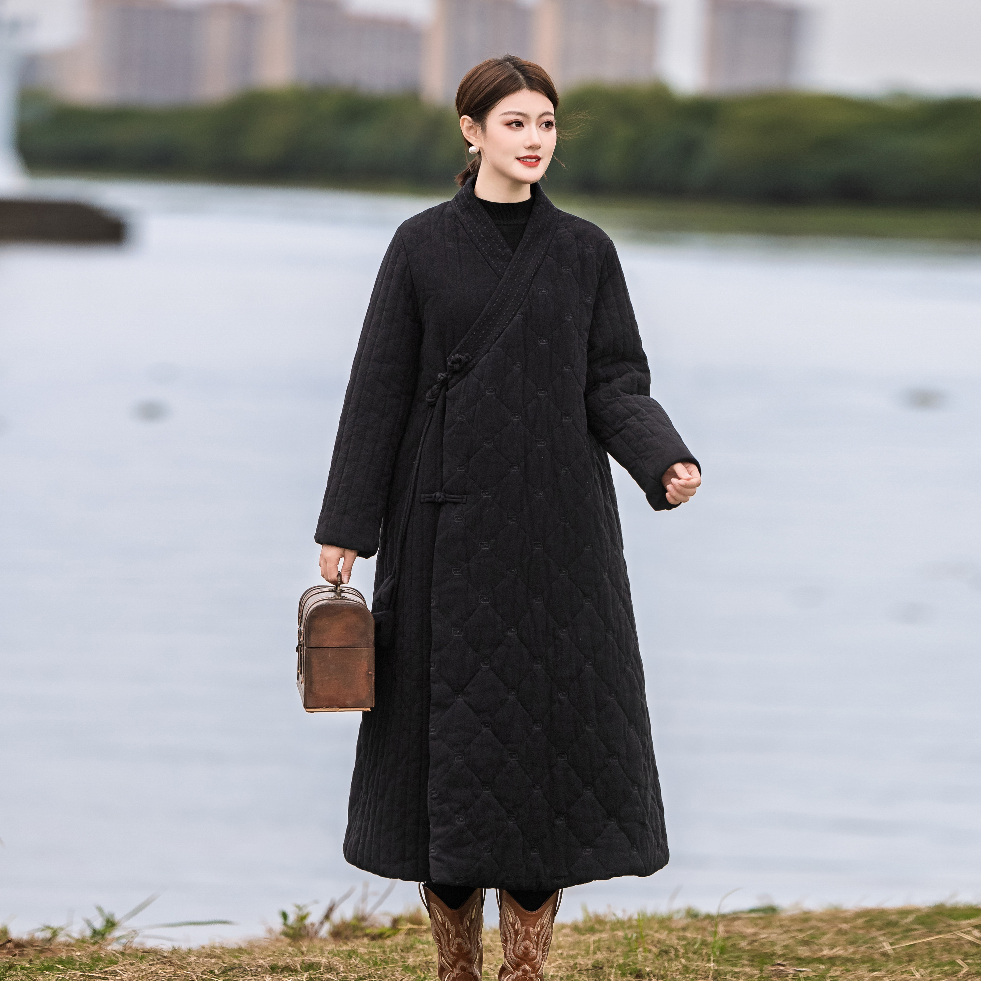 2025冬新款国风汉服女装加棉棉服复古V领斜襟流苏亚麻长外套大衣