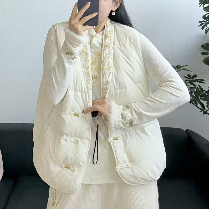 2025新款V领刺绣羽绒马甲中式国风时尚百搭显瘦达标90白鸭绒坎肩