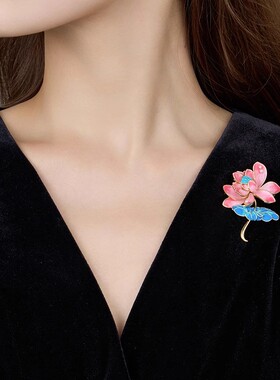 国风珐琅彩渐变荷花胸针女气质感胸花精致连衣裙西装配饰别针