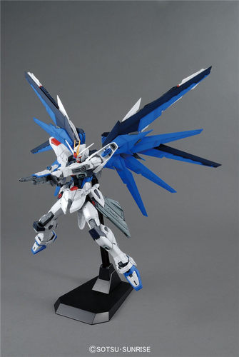 现货 万代 MG 1/100 自由高达 Ver 2.0 Freedom SEED 拼装 模型 - 图1