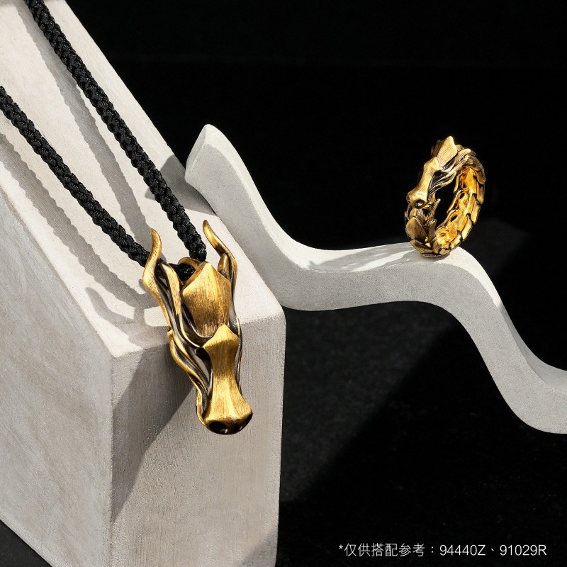 圣诞周生生NOIR酷黑系列龙抬头项链黄金足金十二生肖龙吊坠94440Z - 图2