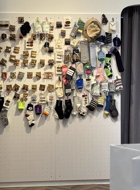 定制幼儿园实木洞洞置物架板饰品店小孔洞洞板服装店墙上袜子挂板