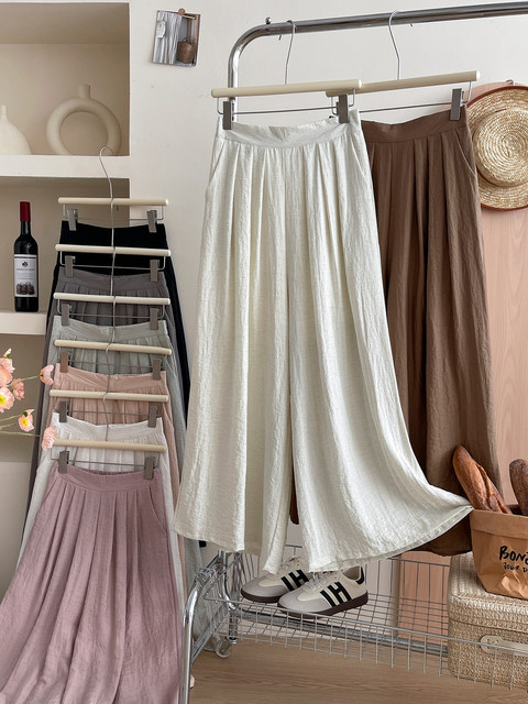 High-end wide-leg trousers and skirts with a Western style that look slimming and versatile