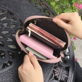 Вместительная и большая демисезонная кожаная маленькая сумка клатч, коллекция 2021, из натуральной кожи