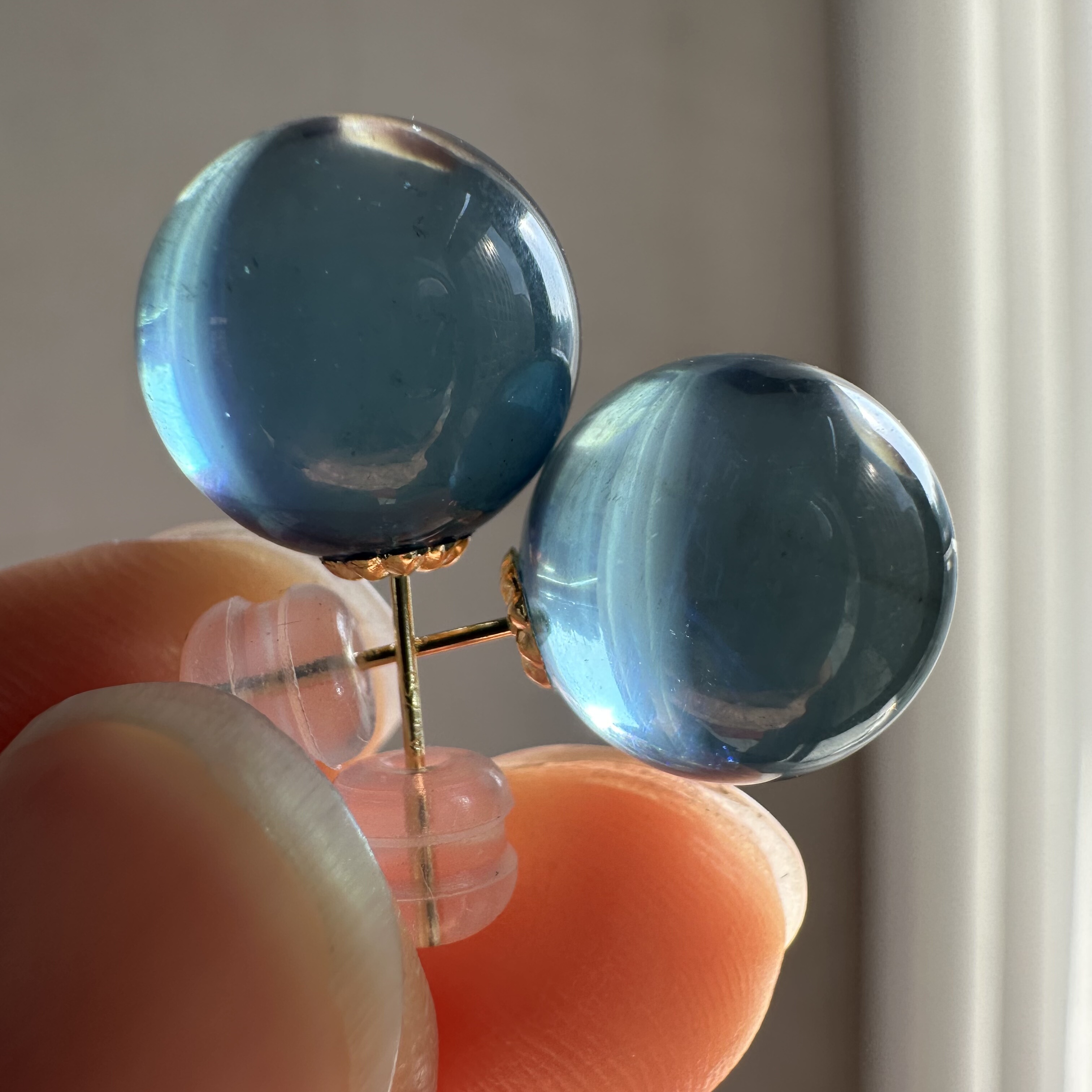 18k金镶天然收藏级魔鬼蓝海蓝宝单珠耳饰耳钉12mm左右自然光实拍,淘宝优惠券,粉丝福利购,淘宝优惠卷