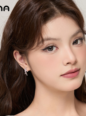 ONA精致扭结镶锆耳环女