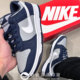 Nike DunkLow ເກີບຜ້າໃບຜູ້ຊາຍໃສ່ເກີບຕໍ່າສຸດທີ່ສະດວກສະບາຍແລະອະເນກປະສົງທີ່ບໍ່ເລື່ອນໄດ້ທົນທານຕໍ່ເກີບເກີບຜູ້ຊາຍສີຟ້າສີຂີ້ເຖົ່າ IB3079-400