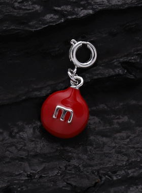 珐琅彩字母m豆豆圆形吊坠