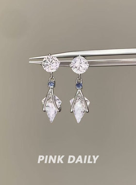 Pink Daily爆闪清冷感锆石吊坠钛钢耳钉耳环女白色高级感耳坠耳饰
