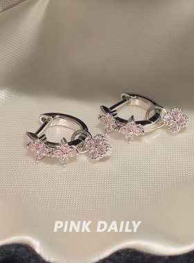 Pink Daily粉色爆闪四叶草钛钢耳环女锆石精致耳圈直针耳扣耳饰