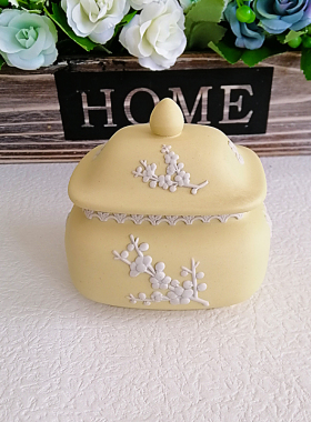 wedgwood黄色报春花浮雕陶瓷摆件