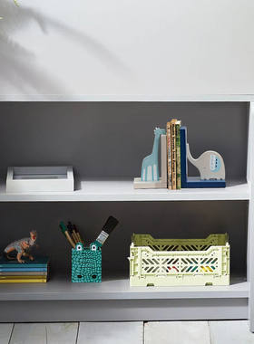 卡通有趣的书立收纳摆件。