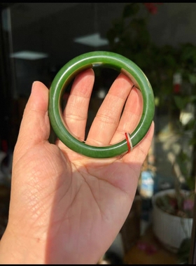 俄罗斯碧玉老坑料辣阳绿手镯，油润，尺寸57.5*15.6*9.2，75克。