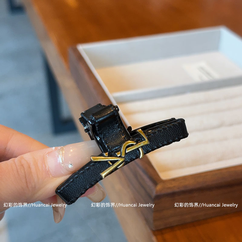 2025新款皮质发饰6厘米小抓夹时尚OL复古字母通勤刘海抓鲨鱼夹女,淘宝优惠券,粉丝福利购,淘宝优惠卷