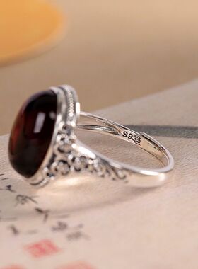 时尚银品文艺复古 S925银镶嵌蛋面血珀时尚指环简约轻奢小众戒指