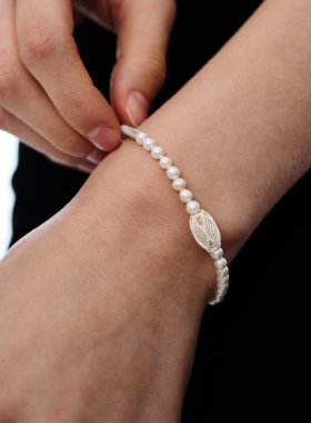 TOGGLER DAILY 芭蕾系列 烧白蕾丝球珍珠手链