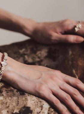 绽放曼陀罗花开口手镯马眼白玛瑙