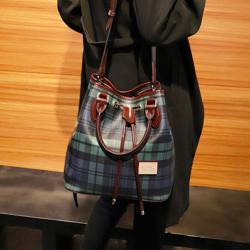 2020新款潮春季格纹简约百搭水桶包 法贝莎女士包袋