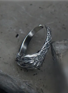 双手交叉时尚街拍酷帅高街帝指环