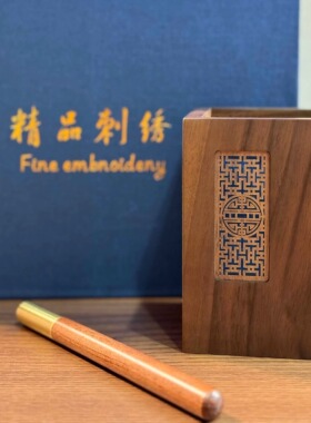 胡桃木刺绣笔筒古典桌面摆件