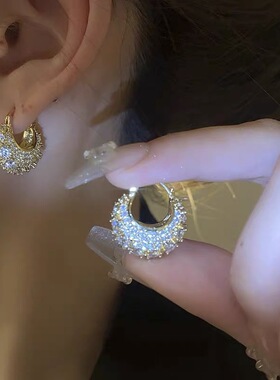 高级感轻奢提包圆形耳扣设计ins风耳环轻奢百搭爆款精致耳饰