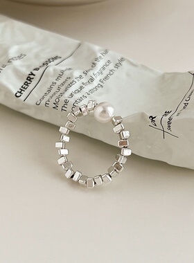 碎银子珠珠款戒指少女