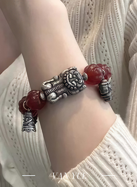 S925银红玛瑙瓜珠狮子锦鲤吊坠翡翠环弹力手串女新中式小众设计