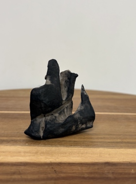 山字峰 天然太湖石山形摆件 原石原皮 小山峰手把件 书桌茶桌摆件