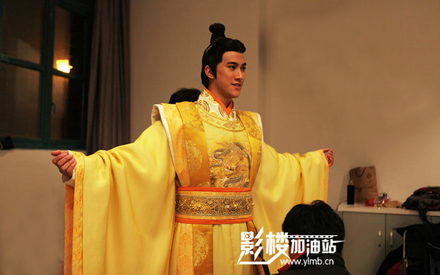 The same style as Emperor Wu Zetian's costume in the film and television drama Li Zhi