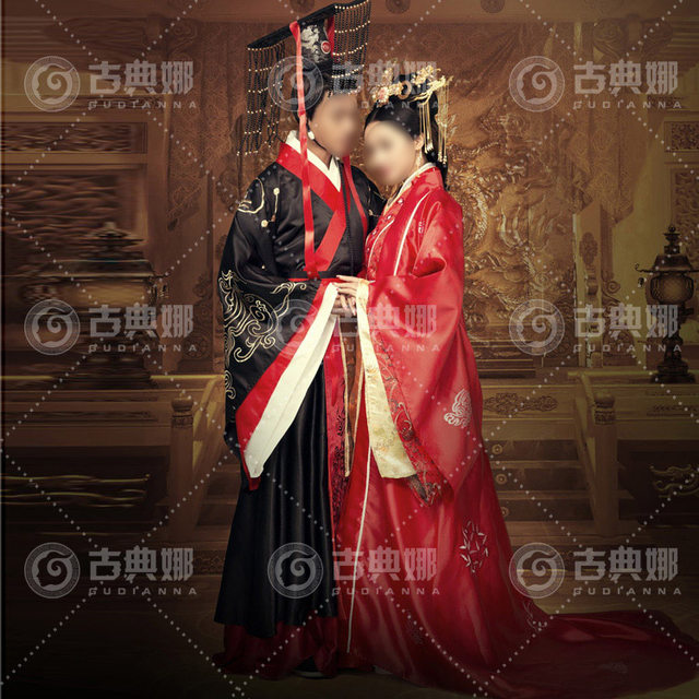 The bride celebrates her wedding in traditional Chinese costumes with the same style