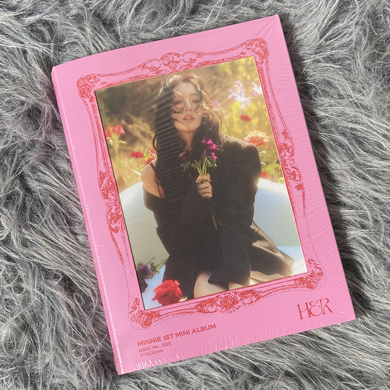 现货 GIDLE 米妮 MINNIE首张solo专辑 迷你1 HER小卡特典海报周边 - 图0