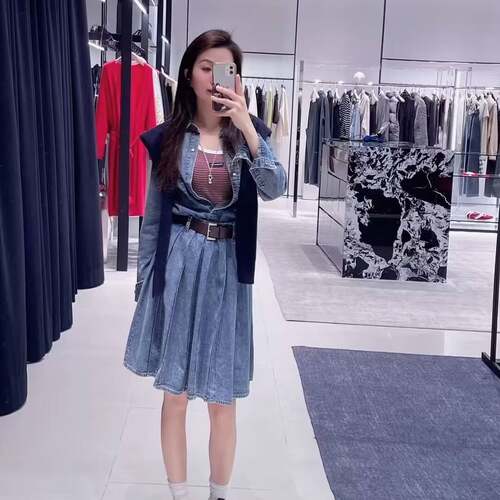 现货MO家商场同款2026春新款牛仔衬衫连衣裙女收腰显瘦长袖休闲裙 - 图1