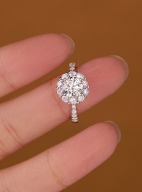 正品莫桑钻戒指围镶花苞手捧花