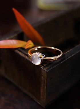 银镶钻梅花女士款戒指冰润水头饱