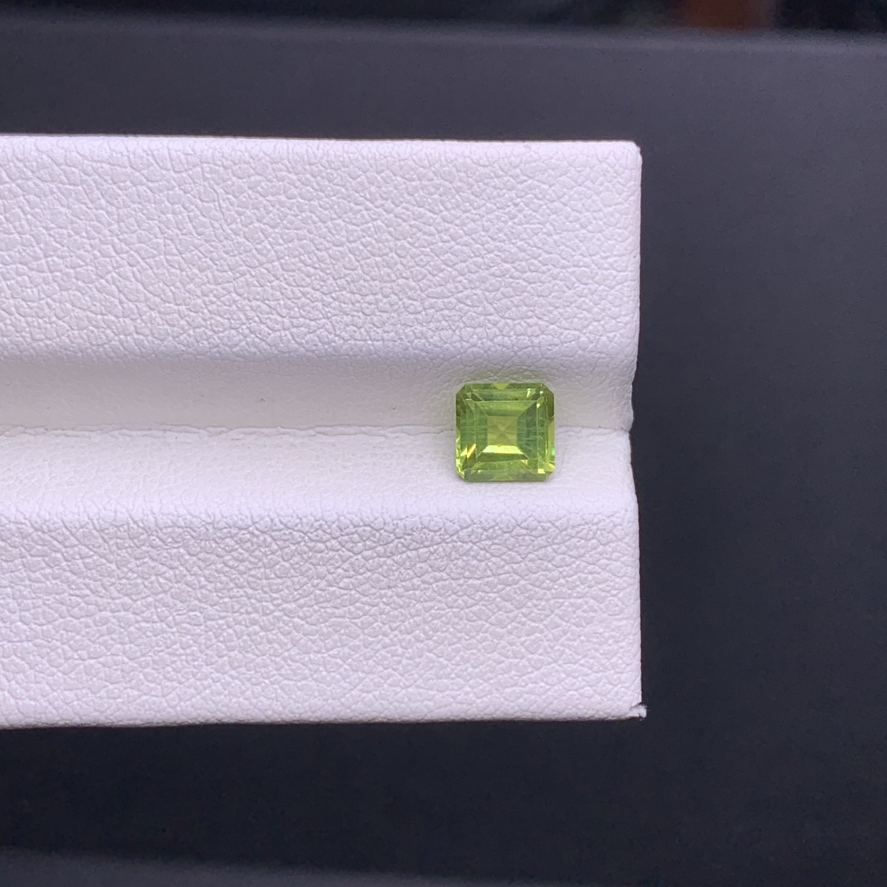 Natural high-quality peridot square loose stone 5x5mm can be inlaid with 18k gold, silver rings, pendants, earrings, etc.