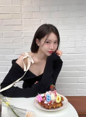 【现货】韩国glowny 赵美延同款一字领露肩不规则系带针织衫内搭