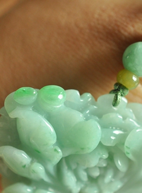 天然A货翡翠浅绿牡丹花翡吊坠绳