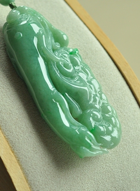 缅甸A货翡翠豆绿满色如意人参